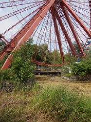 Teich unter dem Riesenrad