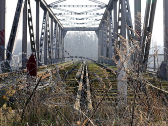 Gesperrte Brücke über die Spree