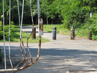 Altes verbogenes Eingangstor