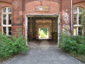 Tor in eine alte Halle