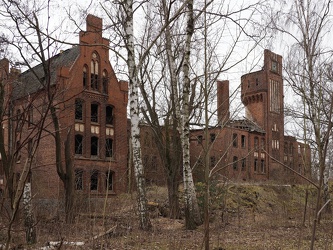 Mannschaftsgebäude mit Wasserturm