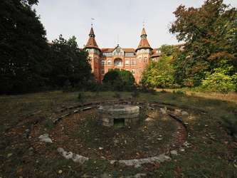 Alter Springbrunnen vor dem Mittelbau