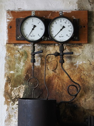 Druck-Messgeräte an einer Dampfmaschine